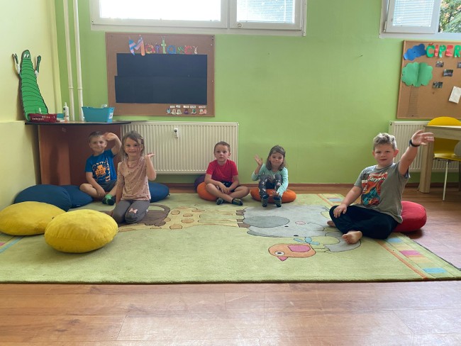 Mávající Marťánci v klubovně