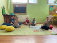 Mávající Marťánci v klubovně