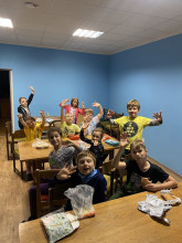 Marťánci dojeli do budovy kde budou na výpravě a dávají si večeři